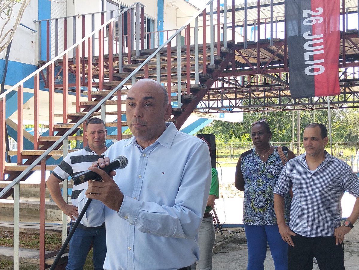 FidelACN_Cuba's tweet photo. #ACN reporta. Alberto López, titular del MINAL, elogió hoy graduación de primeros 13  técnicos superiores en Acuicultura de #Cuba, preparados por la Facultad de Medicina Veterinaria de la Universidad Agraria de La Habana. #CubaViveYTrabaja, @ACN_Cuba https://t.co/gNBmE7oenM
