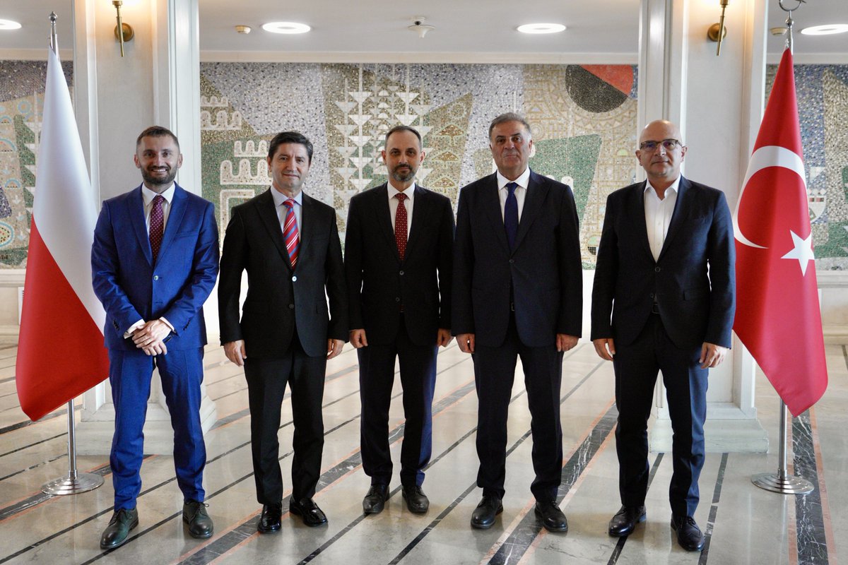 „Przyjaźń jest jedyną cementującą siłą, która może utrzymać świat razem."
Pożegnalne spotkanie Witolda Leśniaka w funkcji Konsula RP z burmistrzem Stambułu Nuri Aslan to okazja do podziękowania władzom miasta za dotychczasową współpracę i zaangażowanie w budowanie relacji 🇵🇱-🇹🇷