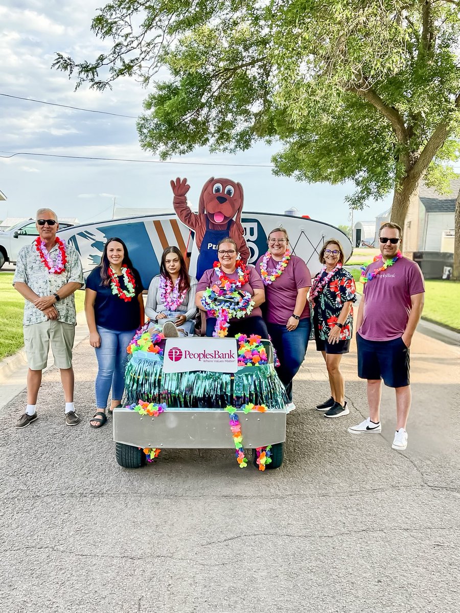 BankWithPeoples's tweet photo. 🏄🌊Our Jasper team had a great time in the Jasper Quartziter Days Parade this past weekend!🏄♀️🌺
#WhereValuesMatter | #QuartziterDays | Member FDIC https://t.co/xNBtG765PZ