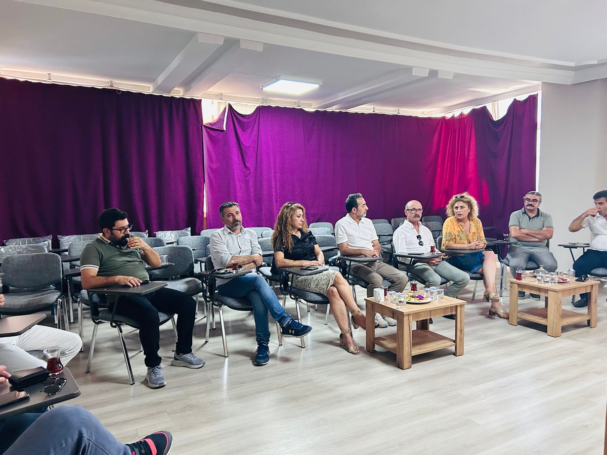 ESM_GM's tweet image. 8. Dönem TİS sürecine hazırlık kapsamında Urfa'da bulunan KESK heyeti Urta Tabip Odası ve Urfa Barosuna ziyaret gerçekleştirdi. Yaklaşan TİS sürecine dair ortak mücadelenin nasıl büyütüleceği ve mücadele programımız hakkında görüş alışverişinde bulunuldu.