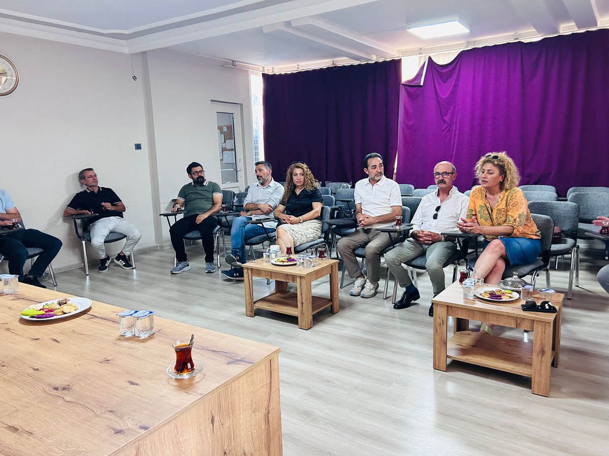 ESM_GM's tweet image. 8. Dönem TİS sürecine hazırlık kapsamında Urfa'da bulunan KESK heyeti Urta Tabip Odası ve Urfa Barosuna ziyaret gerçekleştirdi. Yaklaşan TİS sürecine dair ortak mücadelenin nasıl büyütüleceği ve mücadele programımız hakkında görüş alışverişinde bulunuldu.