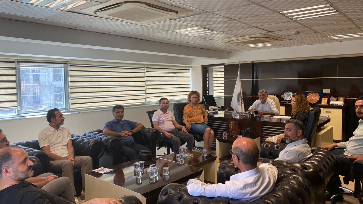 ESM_GM's tweet image. 8. Dönem TİS sürecine hazırlık kapsamında Urfa'da bulunan KESK heyeti Urta Tabip Odası ve Urfa Barosuna ziyaret gerçekleştirdi. Yaklaşan TİS sürecine dair ortak mücadelenin nasıl büyütüleceği ve mücadele programımız hakkında görüş alışverişinde bulunuldu.