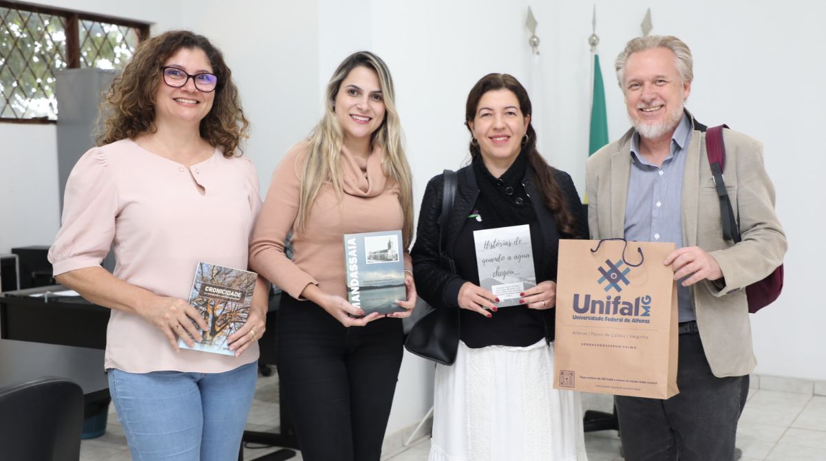 📰 A Editora UNIFAL-MG realizou a doação de 30 exemplares de três obras literárias para a Secretaria Municipal de Educação de Alfenas-MG. 

Leia na íntegra: unif.al/f34pi
