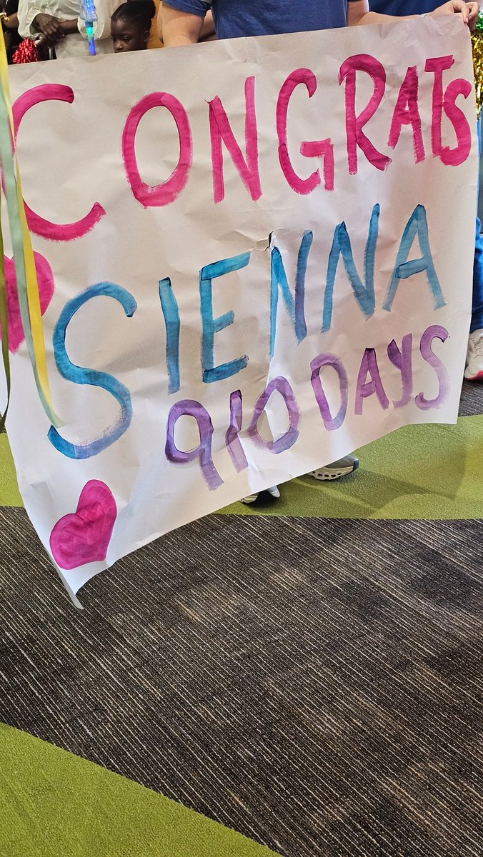 noCinErik's tweet image. Anytime I think we're having a rough time, all I have to do is walk down the hallway.
This is the "getting out" ceremony for Sisi, who got a heart a few weeks ago. 910 days living in the hospital.