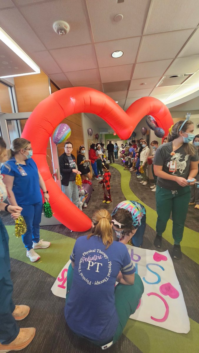 noCinErik's tweet image. Anytime I think we're having a rough time, all I have to do is walk down the hallway.
This is the "getting out" ceremony for Sisi, who got a heart a few weeks ago. 910 days living in the hospital.