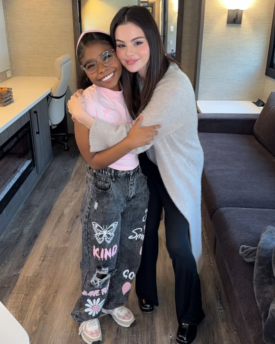 updateselenas's tweet image. “Feliz aniversário para uma das chefes e amigas mais legais que existem. @selenagomez 🥰
Sou verdadeiramente honrada e imensamente grata a você e ao David por apostarem em mim e confiarem em mim com o seu bebê —— Wizards Beyond Waverly Place. E por confiarem em mim para…