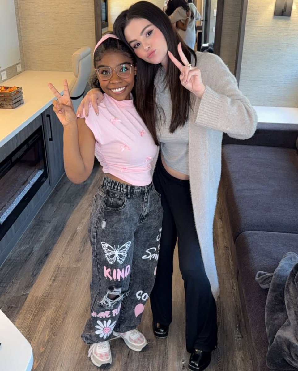 updateselenas's tweet image. “Feliz aniversário para uma das chefes e amigas mais legais que existem. @selenagomez 🥰
Sou verdadeiramente honrada e imensamente grata a você e ao David por apostarem em mim e confiarem em mim com o seu bebê —— Wizards Beyond Waverly Place. E por confiarem em mim para…