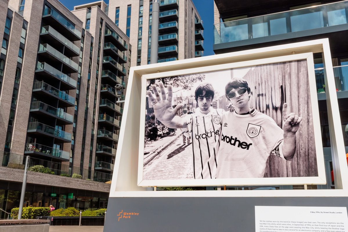OasisPlanet_'s tweet image. Ahead of Oasis’ Live ‘25 shows in London, Wembley Park is celebrating the Gallagher brothers with a brand-new outdoor photo exhibition!
Featuring iconic early shots by legendary music photographer Kevin Cummins 📸