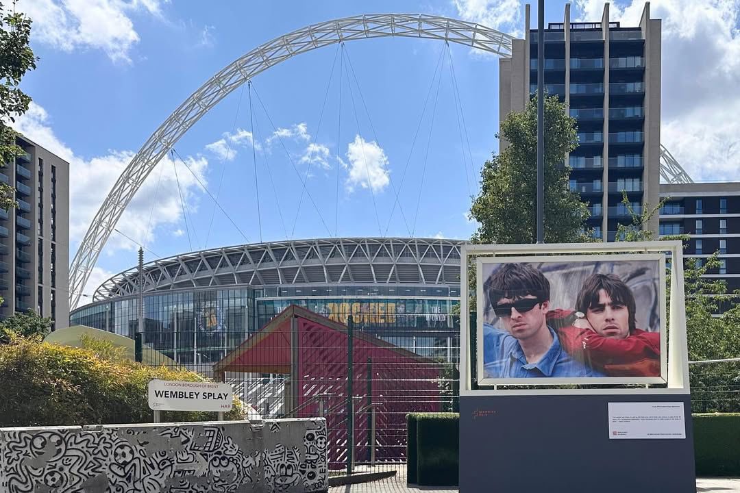 OasisPlanet_'s tweet image. Ahead of Oasis’ Live ‘25 shows in London, Wembley Park is celebrating the Gallagher brothers with a brand-new outdoor photo exhibition!
Featuring iconic early shots by legendary music photographer Kevin Cummins 📸