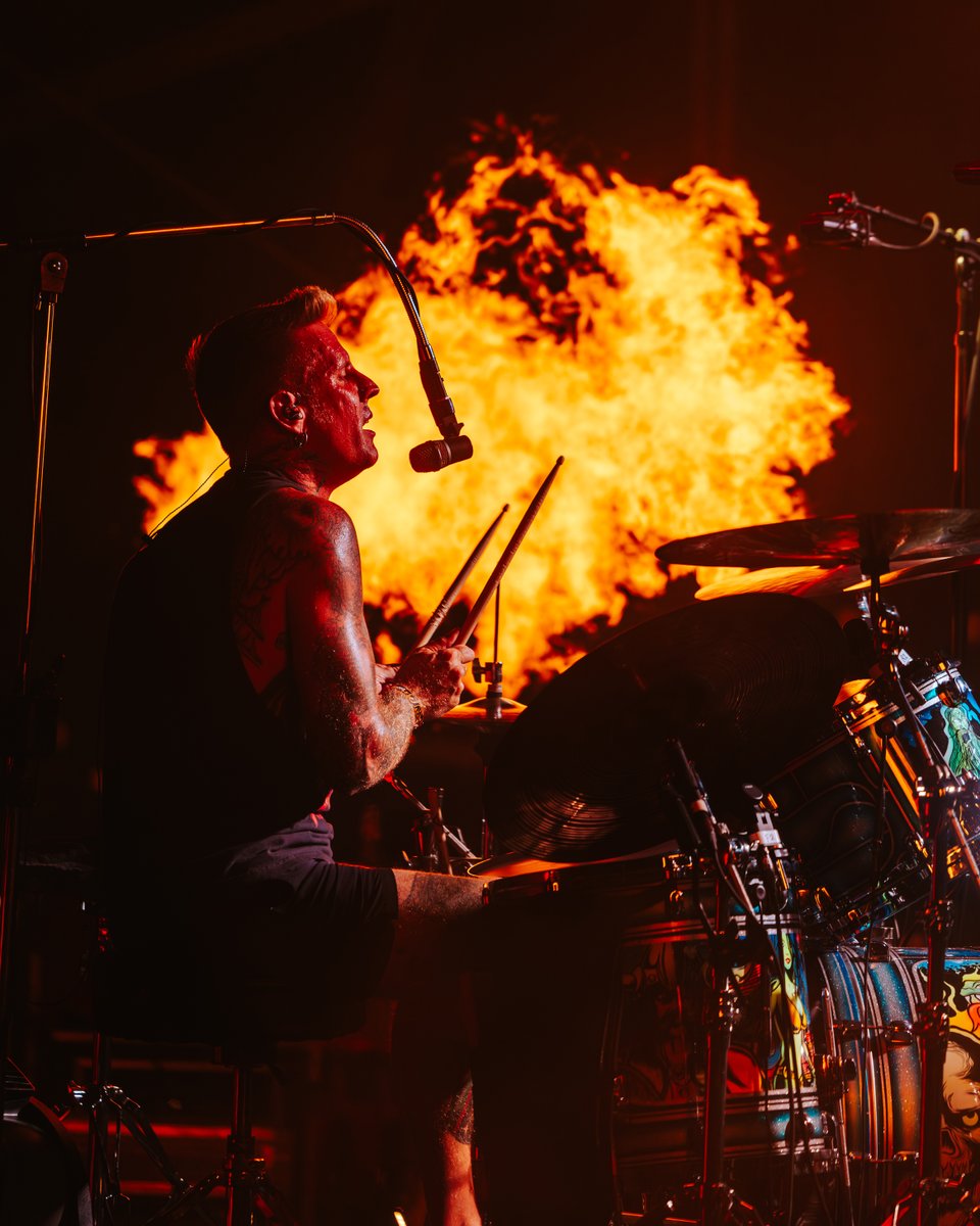RockvilleFest's tweet image. Give the drummer some! 🥁🔥
Shout out to all the heavy hitters behind the kits at Welcome To Rockville! From legends like @RayLuzier1 of @Korn and Tre Cool of @GreenDay to the next generation, Rockville 2025 was blessed with talent!
Who are your favorite drummers from this…