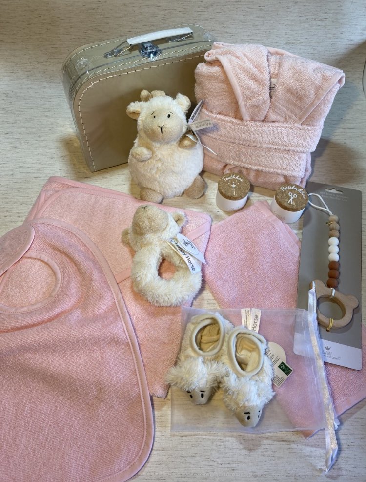 LaCommence's tweet photo. ✨ 
https://t.co/HpfR55y8cs

💝 Wie ga jij verrassen?
https://t.co/CH7EXCitv6

#lacommence #liefdevollekraamcadeaus #droompakket #geboortepakket #schaapmuziekknuffel #kinderkoffertjes https://t.co/9zzfqzVgCy