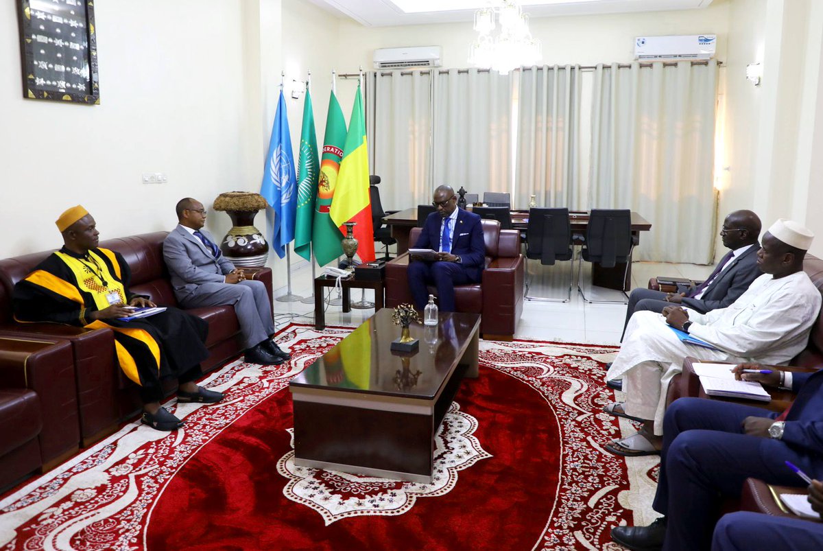 UNHCRMali's tweet photo. 🔹Le nouveau Représentant du #HCR🇺🇳au #Mali🇲🇱, M.@pierre_camara, a présenté hier ses lettres de créance au @MaliMaeci @AbdoulayeDiop8.

Il a salué l’hospitalité du Mali envers +200 000 réfugiés et réaffirmé l’engagement du HCR à soutenir les efforts humanitaires et les solutions. https://t.co/G7PkwC0DxH