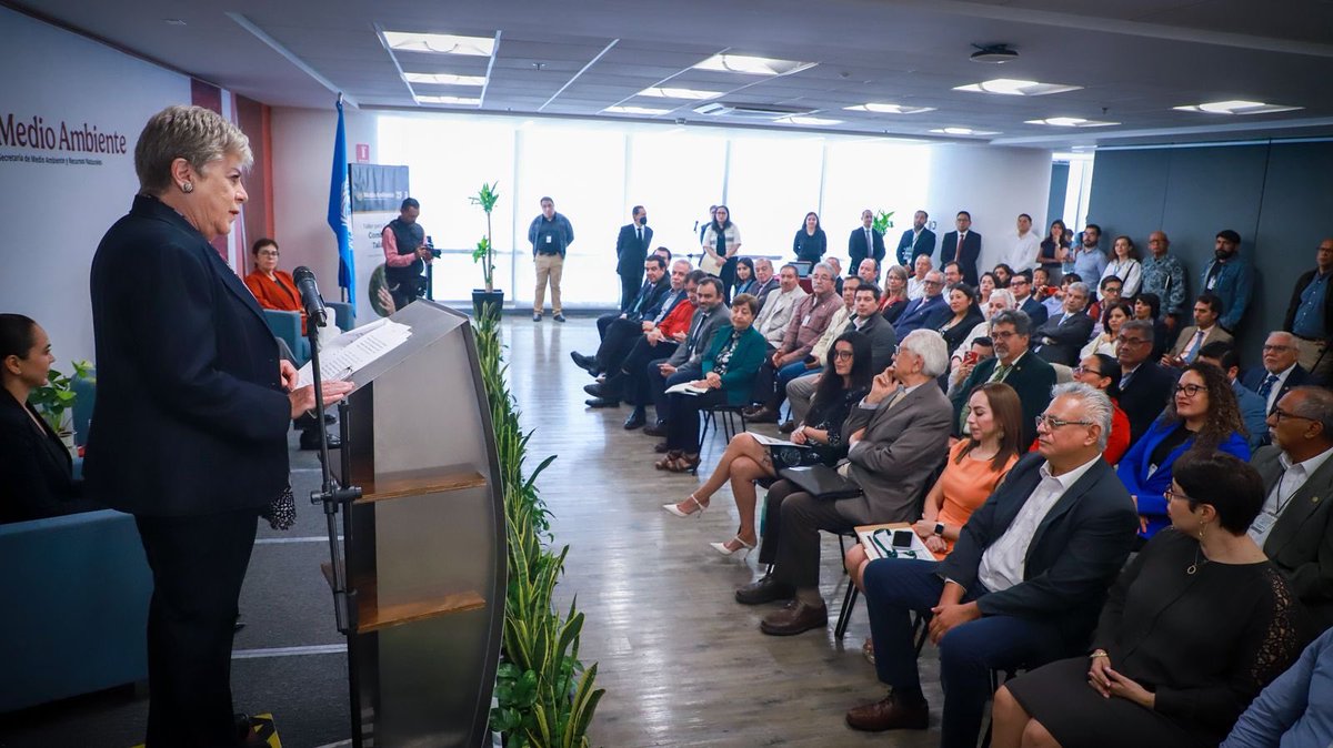 aliciabarcena's tweet image. En 🇲🇽, el 71% del suelo nacional es territorio forestal, somos el 10° país con más bosques naturales. Hoy @SEMARNAT_mx, con apoyo de @PNUD_Mexico con las oficinas de representación de los 31 Estados abordamos la tala ilegal en coordinación con @Defensamx1 @SEMAR_mx y @SSPCMexico.