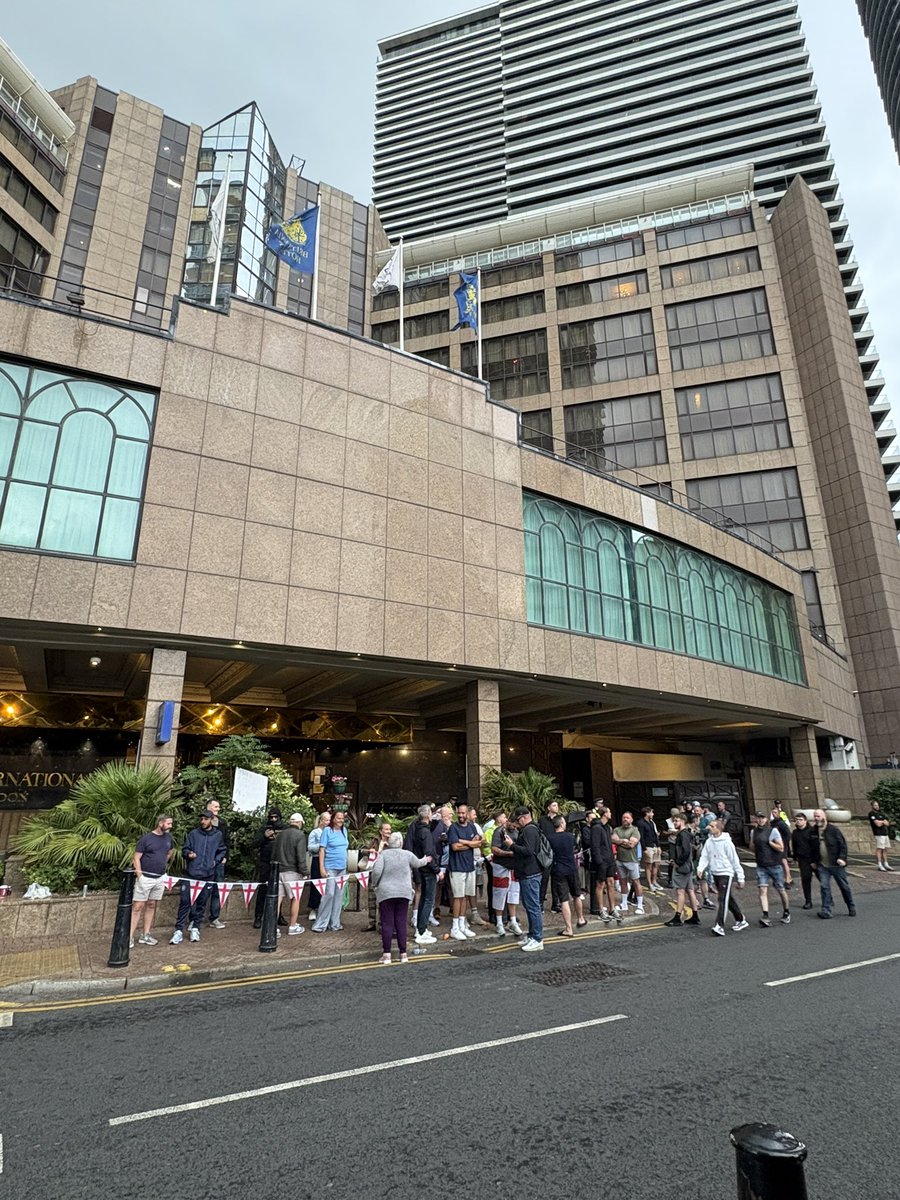 FraserMyers's tweet image. Protest outside a newly designated asylum hotel in Canary Wharf - it’s clearly spreading
