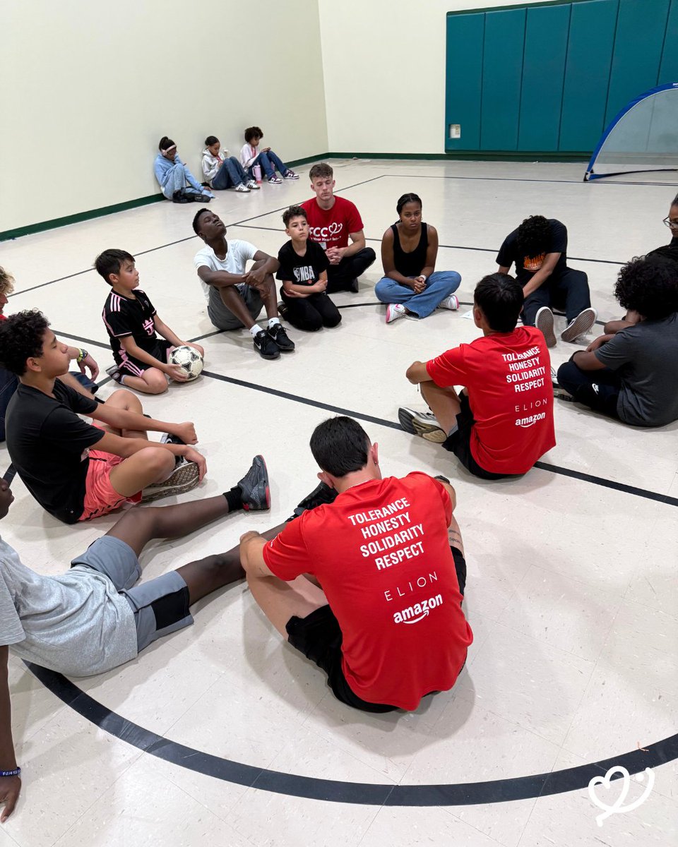 fccusaofficial's tweet image. What Happens Before the First Pass?
At FCC, every session starts with a warm-up, Coach Nico taught kids to breathe through anger, sadness, and even excitement—because learning to pause and reset helps them grow.
💛Warm-up =🤝 Welcome📣 Agreements🕹️ Activation!