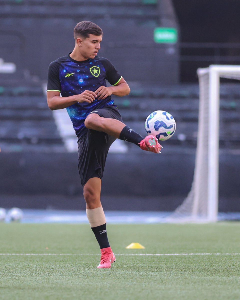 base_botafogo's tweet image. Aquecimento finalizado! 💪🔥
📺 Assista ao vivo com imagens na Botafogo TV: youtube.com/live/Fkbc4UNt7…
📸 Arthur Barreto / BFR