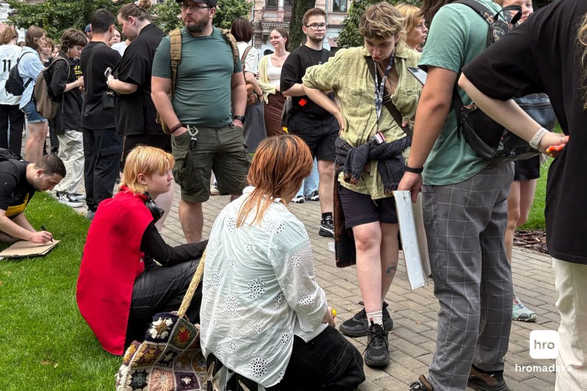 Hromadske's tweet image. Hundreds of people have already gathered on the square near the Ivan Franko Theater in central Kyiv to protest after the adoption of a bill that effectively eliminates the independence of the anti-corruption bodies NABU and SAPO, hromadske's correspondent reports.