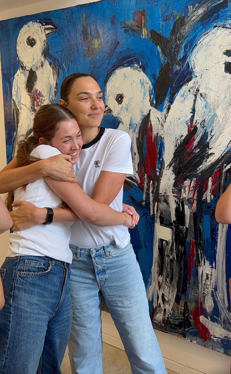 nicolelampert's tweet image. Wonderwoman Gal Godot meets young hostages Doron Steinbrecher, Liri Albag, Naama Levy, Moran Stella Yanai, and Ilana Gritzewsky.
During the meeting, the women shared their personal stories from captivity and thanked Gadot for her outspoken support of the fight to bring the…