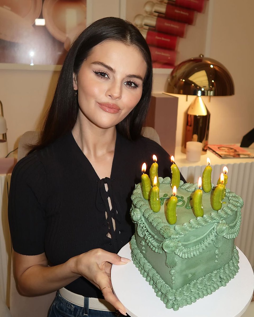 iHeartRadio's tweet image. The pickle candles are TOO cute 😂💚
Happy birthday, @selenagomez!!
