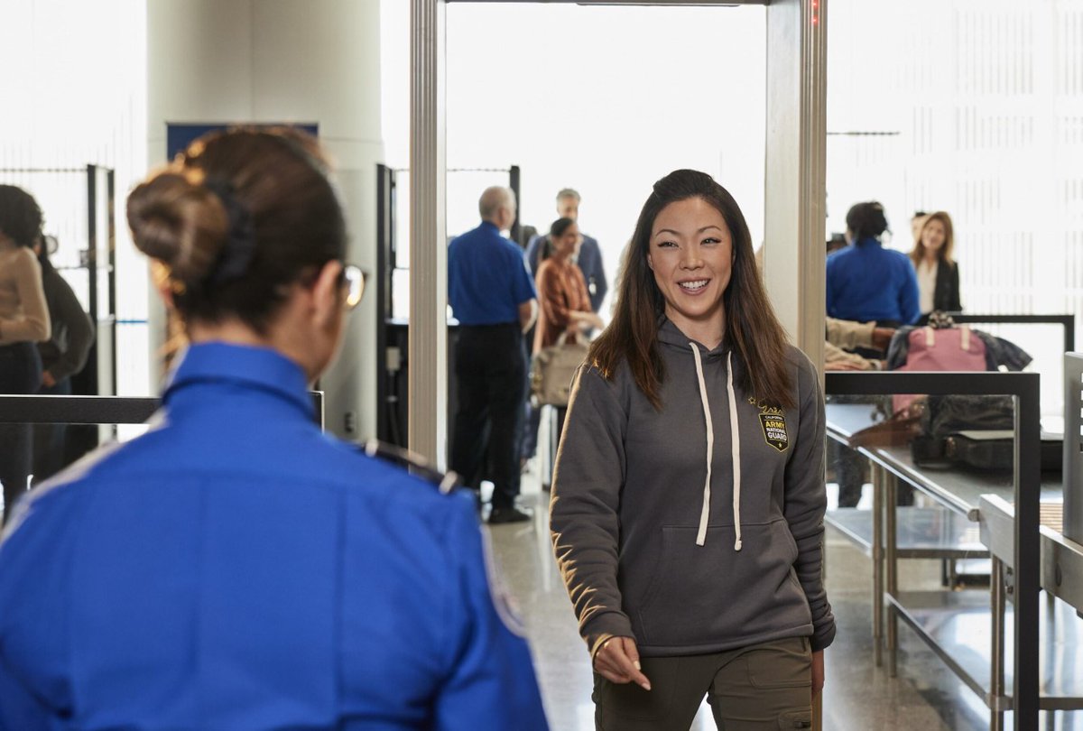 TSA's tweet image. Can you travel using a military ID? Yes! @DeptofDefense IDs for active and retired military continue to be an acceptable form of ID at TSA checkpoints.
For the full list of acceptable IDs: tsa.gov/travel/securit…