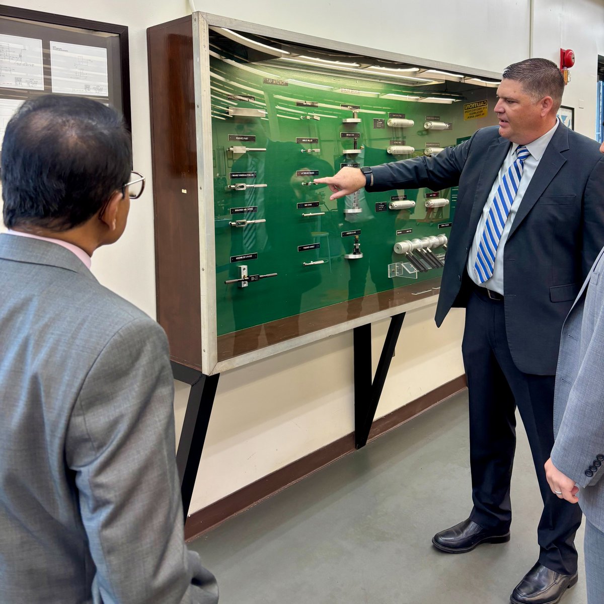 DOTMARAD's tweet image. MARAD had a great visit at the Calhoon MEBA Engineering School in Maryland yesterday! We had the chance to meet the academy interns as they wrapped up their three-week program filled with hands-on, specialized training. Big thanks to our longtime partners at @MEBAUNION are…