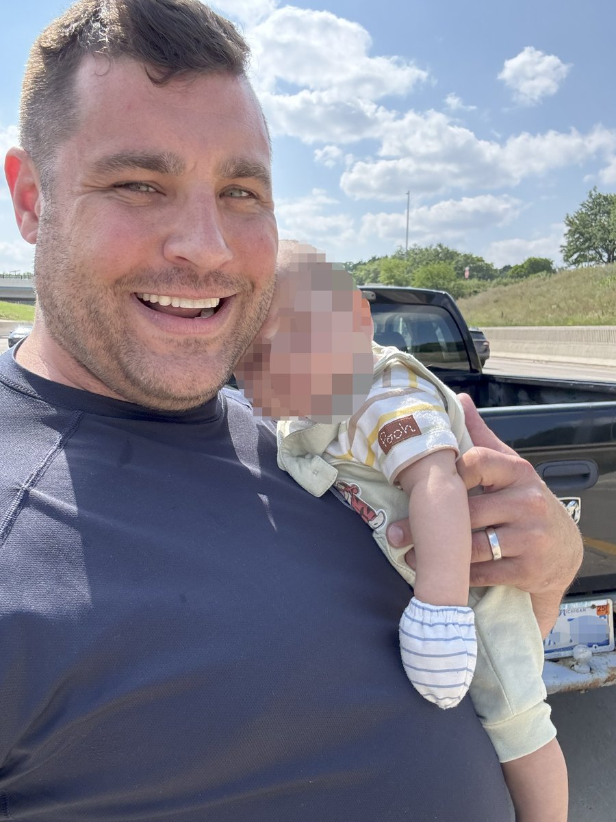 DFODetroit's tweet image. FIRST RESPONSE: A #Detroit @CBP officer extricated a mother and 3-month-old baby from an overturned vehicle during his commute home along I-96 yesterday. All are well.
Protecting the American people is what we do—on and off duty! Exceptional work, Officer Swanson! 👏