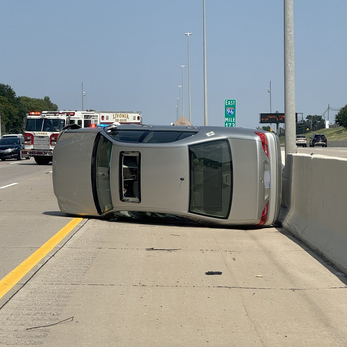 DFODetroit's tweet image. FIRST RESPONSE: A #Detroit @CBP officer extricated a mother and 3-month-old baby from an overturned vehicle during his commute home along I-96 yesterday. All are well.
Protecting the American people is what we do—on and off duty! Exceptional work, Officer Swanson! 👏