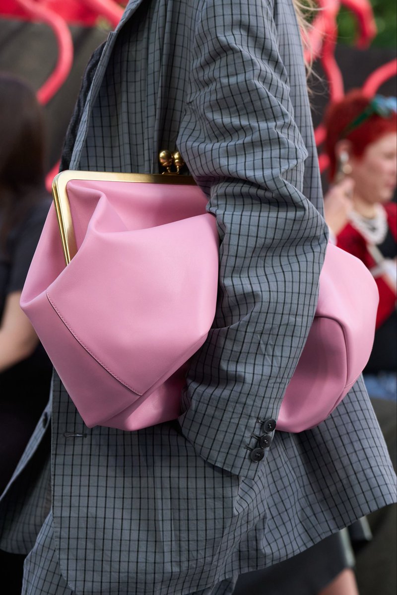 LegendaryLade's tweet image. Tracee Ellis Ross with her light pink Coach SS25 oversized clutch! 🔥
I actually think this is one of the best bags this season! #BagCheck