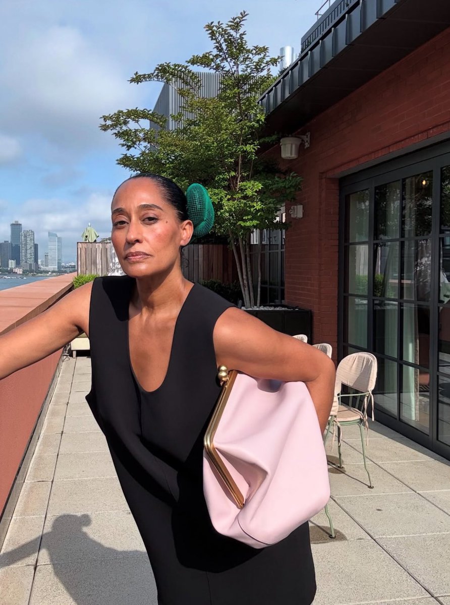 LegendaryLade's tweet image. Tracee Ellis Ross with her light pink Coach SS25 oversized clutch! 🔥
I actually think this is one of the best bags this season! #BagCheck