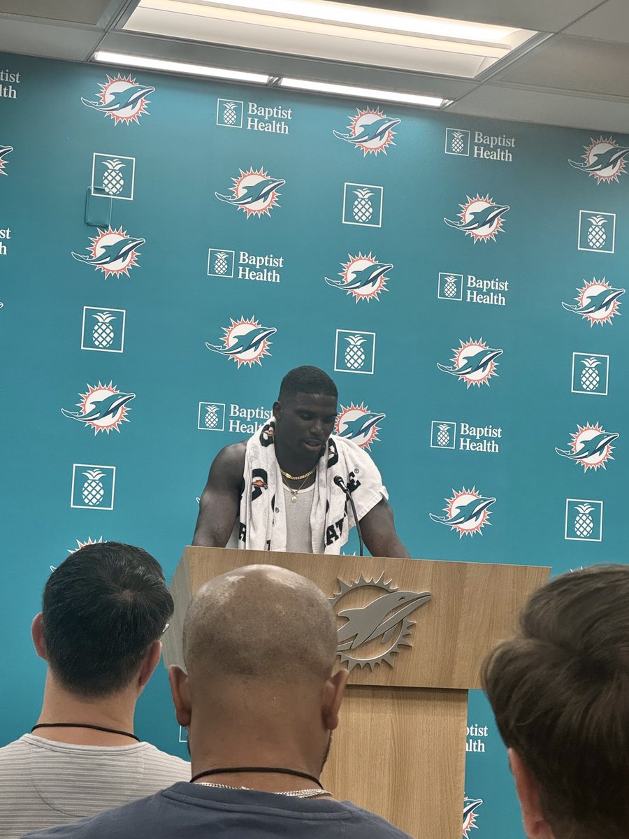 CameronWolfe's tweet image. Tyreek Hill says he’s back to himself again healthy after wrist surgery that kept him out most of spring. He says he’s been busting his tail all offseason and has plenty to prove to himself, teammates, etc.
Tyreek lost weight — 183 in minicamp — says at 31 he hasn’t lost a step.