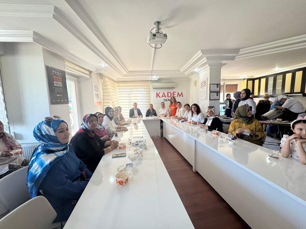 Aşure; paylaşmaktır, berekettir.

Denizli Milletvekilimiz <a href="/Nilgun_OK/">Nilgün ÖK 🇹🇷</a>, İl Başkanımız <a href="/subasiogluMS/">Muhammet Subaşıoğlu</a> ve Başkanımız <a href="/mnevvertekasla1/">Münevver Tekaslan🇹🇷</a> , KADEM Denizli Şubesi Başkanı <a href="/AyselHarkt/">Aysel Harktı</a> tarafından geleneksel olarak düzenlenen aşure hayrına katıldılar.

Allah yapılan hayırları kabul eylesin.