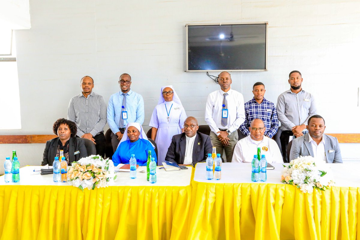 BugandoC's tweet image. Fr. Paulo Chobo  kwa niaba ya Mwenyekiti wa Bodi ya Wadhamini, Mhashamu Askofu Mkuu Jimbo Kuu Katoliki  la Mwanza Renatus Leonard Nkwande Kwa
 niaba ya Baraza  la Maaskofu Katoliki Tanzania (TEC), amemtambulisha rasmi Sr. Dkt.Alicia Massenga kwa watumishi na uongozi wa Bmc.