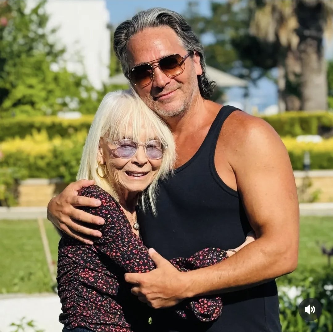 Yaş 80 ama hala bir genç kız gibi. Sarılırken bir bebek gibi.Titrek. Koklarken bir çiçek gibi.Narin. Yanındayken toprak gibi.Bereketli. Dinlerken nostaljik bir şarkı gibi. Eskimeyen. Huzur veren. Ağaç gibi, gölgesinde nefeslendiğim. Dağ gibi. Sırtımı dayadığım. Mutlu yaşlar annem