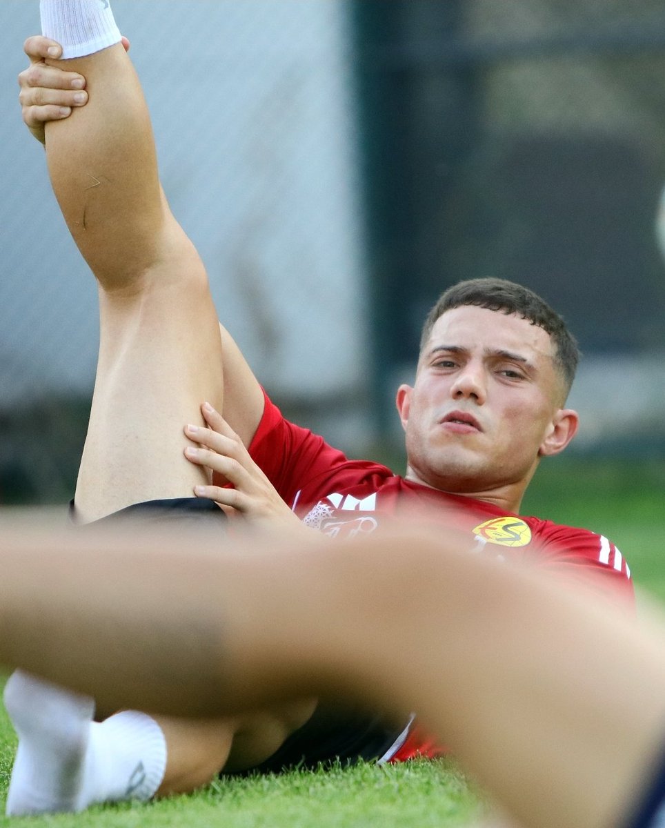 Bilmiyorum. Hiç izlemedim. Kısa videolar bazen yanıltıcı da olabilir ama içimde tuhaf güzel bir his var.

Hani tam koyduk mu derken diyenleri oturtan, patlayıcı, tribünle bütünleşen, asi, yırtıcı sanki tam aradığmızı biri olacak. Egemen ile arkalı önlü sol taraf tutarsa, üfff.