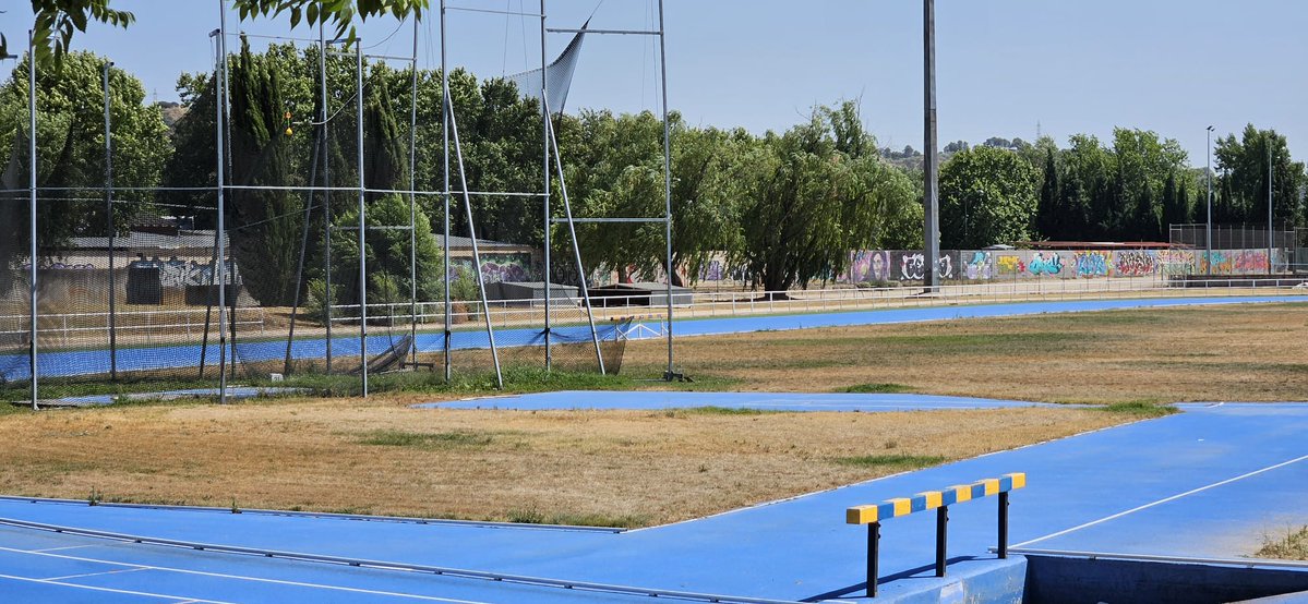 🎾 El abandono del alcalde a las instalaciones deportivas de #Talavera es cada día más evidente: césped seco, goteras y falta de mantenimiento.