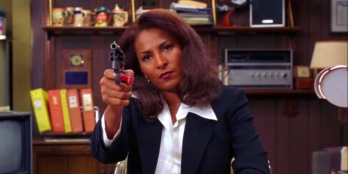 HitFactoryPod's tweet image. NEW HIT FACTORY // We unpack Quentin Tarantino's warm, romantic, & effortlessly cool Elmore Leonard adaptation JACKIE BROWN, which pays loving homage to Blaxploitation cinema and one of the genre's indelible stars, Pam Grier. @judysquirrels is our guest. Links below.