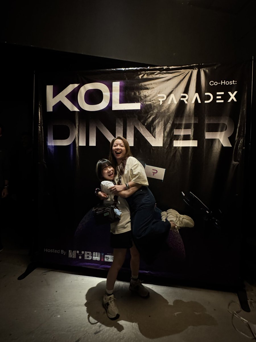 chloe 🐧 tweet media