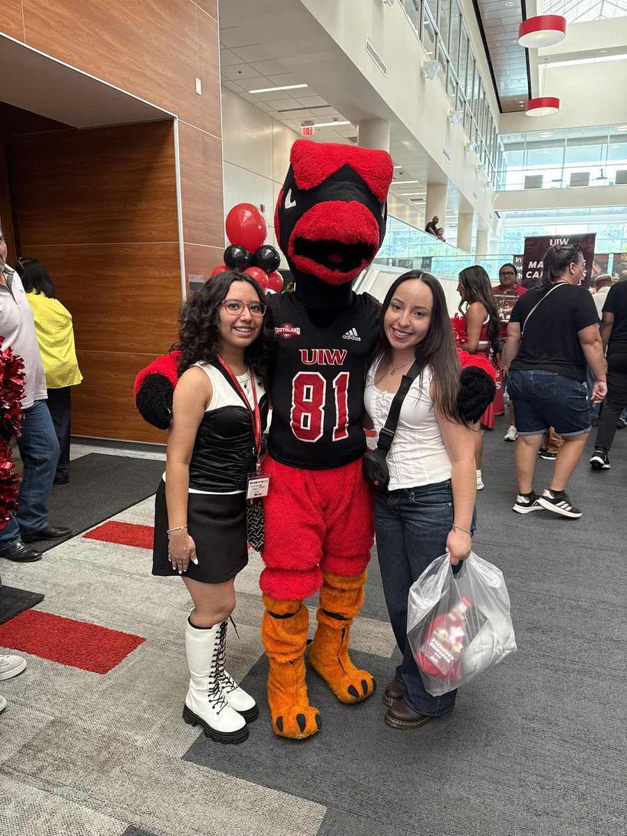 uiwcardinals's tweet image. Did you really go to orientation if you didn’t take a picture with Red? 📸
#UIW #YourJourneyOurMission #GoCardinals #Orientation2025 #Classof2029 #WelcomeToTheNest