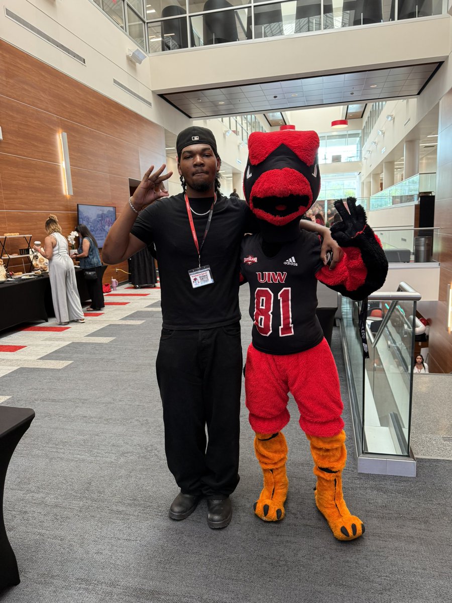 uiwcardinals's tweet image. Did you really go to orientation if you didn’t take a picture with Red? 📸
#UIW #YourJourneyOurMission #GoCardinals #Orientation2025 #Classof2029 #WelcomeToTheNest