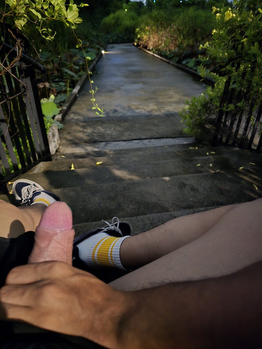 นั่งพักอยู่ดีๆ ก็มีมือที่สามโผล่มา
#สบจกต