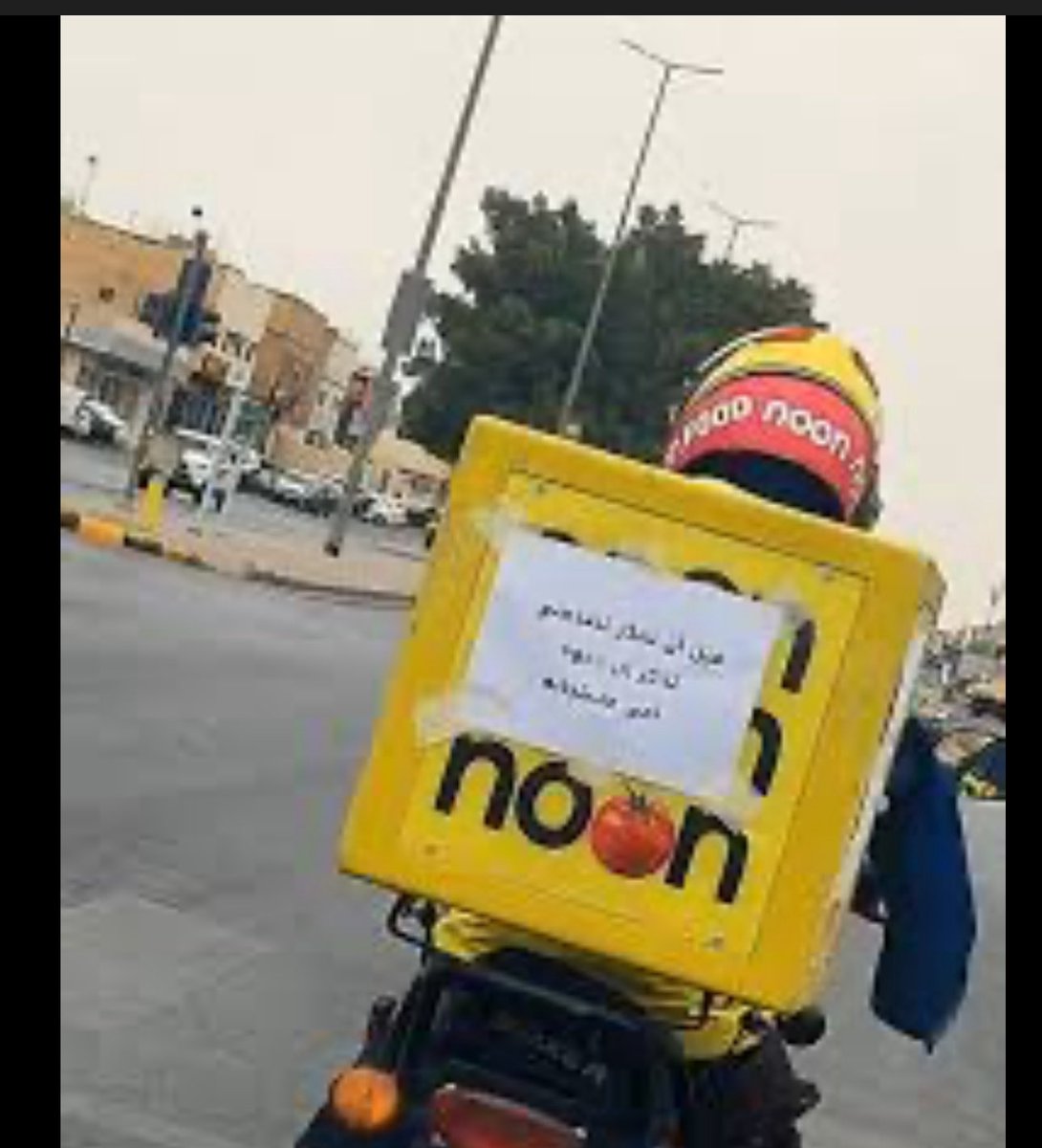 استبشرنا خير بقيادة المرأة وتقليل عدد السائقين والتكاسي بشوارع الرياض، ابتلينا الآن بمناديب التوصيل والدبابات، قيادة بتهور ورعونة اكاد اجزم بأن اغلب اطراف الحوادث بعاصمتنا الحبيبة تجد احدهم طرف من اطرافها، ولا يهون ايضاً سائقين التريلات ولا كأنه يشوفك شيء سرعة وتهور ومناورات.