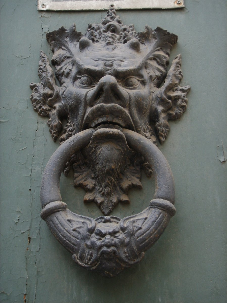 Fascinate_Hist's tweet image. Renaissance Gothic vibes run deep in Florence, Italy. Just knock on this door in the Palazzo Pandolfini.