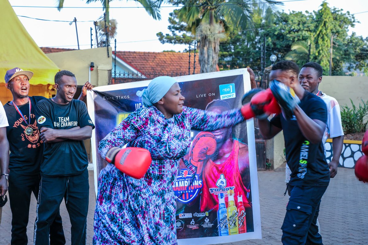 Njjerumedia's tweet image. The SPA/PA-ONC @ChiefMuzzukulu backed boxer Alex Kanaabe with UGX 4M in tickets ahead of his fight this Saturday at MTN Arena. She urged him to aim for Tyson-style knockouts & pledged continued support for youth talent. 🥊🇺🇬
#BoxingUG #YouthEmpowerment