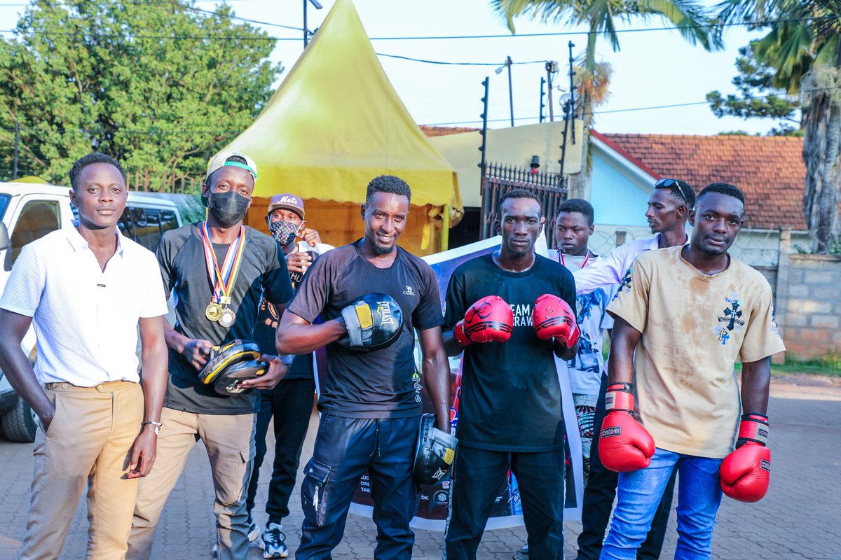 Njjerumedia's tweet image. The SPA/PA-ONC @ChiefMuzzukulu backed boxer Alex Kanaabe with UGX 4M in tickets ahead of his fight this Saturday at MTN Arena. She urged him to aim for Tyson-style knockouts & pledged continued support for youth talent. 🥊🇺🇬
#BoxingUG #YouthEmpowerment