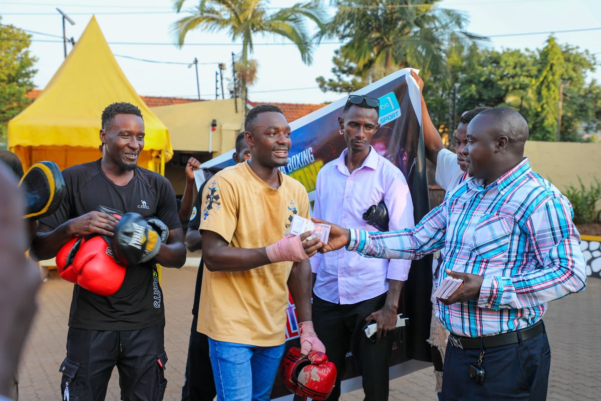 Njjerumedia's tweet image. The SPA/PA-ONC @ChiefMuzzukulu backed boxer Alex Kanaabe with UGX 4M in tickets ahead of his fight this Saturday at MTN Arena. She urged him to aim for Tyson-style knockouts & pledged continued support for youth talent. 🥊🇺🇬
#BoxingUG #YouthEmpowerment