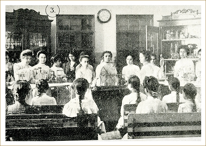 INEHRM's tweet image. #DiarioDeLaRevolución
26-julio-1915
Profesoras piden no ser cesadas por el gobierno de la Convención
📷 En el gabinete de física. Escuela para niñas “Miguel Lerdo de Tejada”. El Mundo Ilustrado. 24 de enero 1904. Fotomecánico Acervo INEHRM.
