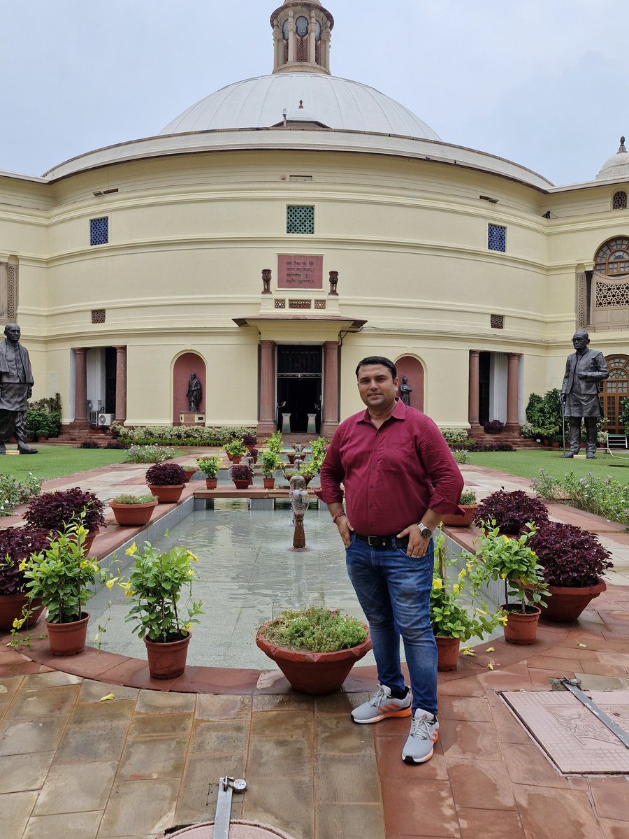 SumantJourno's tweet image. &quot;अब शौक़ नहीं किसी महफ़िल का,
अब ये अकेलापन ही सुकून देता है&quot;

#Reporterdiary 
#Shayri