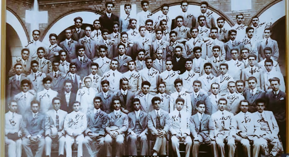 PeaceHappyJoy's tweet image. عکسی که عمق عملکرد رضاشاه را بعنوان پدر ایران نوین،نشان میدهد.
مردی که نه تنها زیرساخت محیط زیست و نهادهای دولتی را مدرن کرد، بلکه اثر سازندگی ایشان در "منابع انسانی" ایران را در این عکس میبینید!
این عکس اولین اعزام دانشجویان در سال ۱۳۰۷ در زمان رضاشاه، پس از تصویب مجلس وقت…