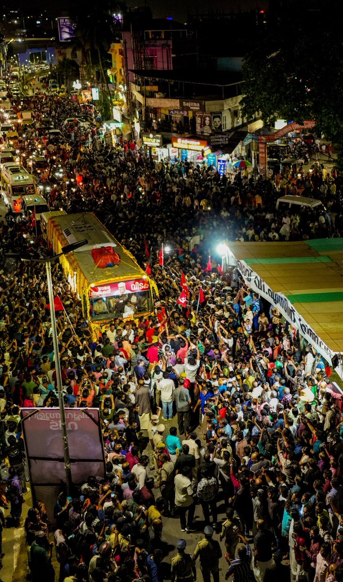 thekorahabraham's tweet image. It's been more than 7 hours. And the convoy carrying VS Achuthanandan's mortal remains have not left Trivandrum district yet.
The reason for that is seen in this picture.