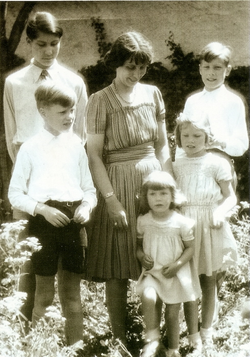 NieMehrKrieg's tweet image. „Die Geschichte der Stauffenbergs nach dem Krieg zeigt auch die Wechselfälle der deutschen Erinnerungskultur in allen Extremen. Das Geschichtsbewußtsein wandelte sich radikal.
Das gilt nicht nur für den Blick auf den Attentäter, sondern berührt auch seine Familie ganz…